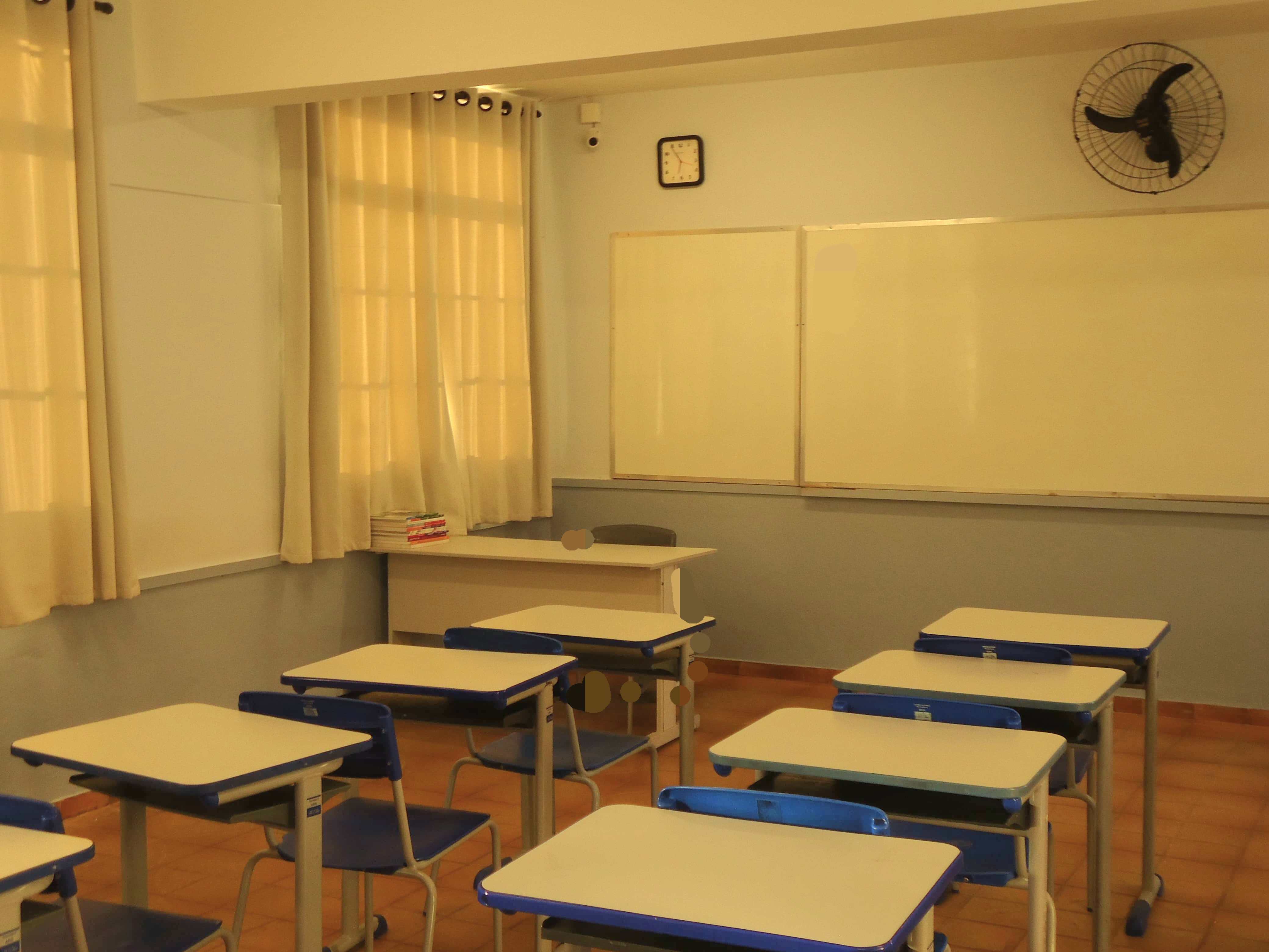 Sala de aula vazia em escola de Santana da Vargem, Minas Gerais; imagem ilustrativa
